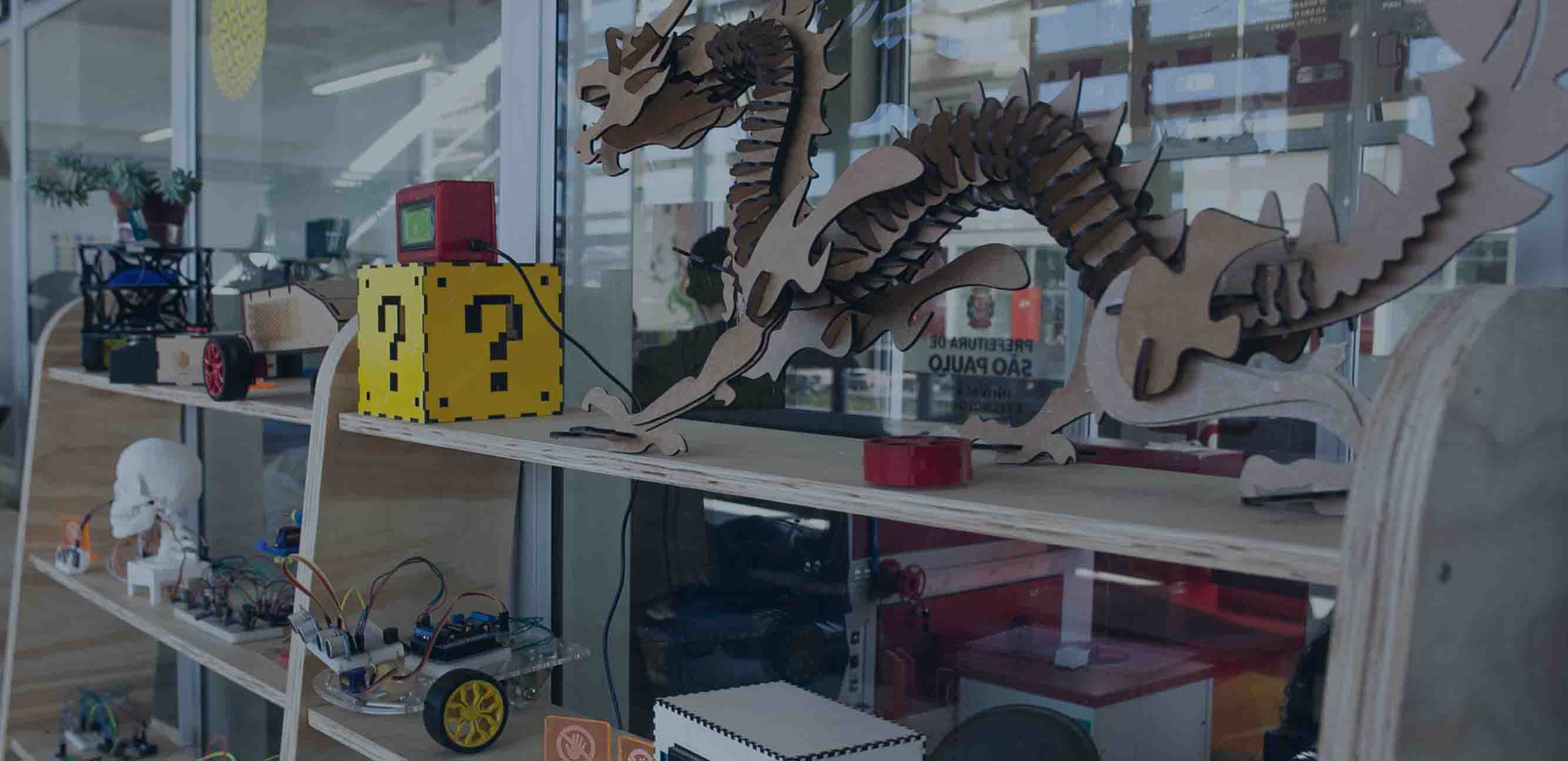 Objetos em impressão 3D e corte a laser do Fab Lab Cidade Tiradentes
