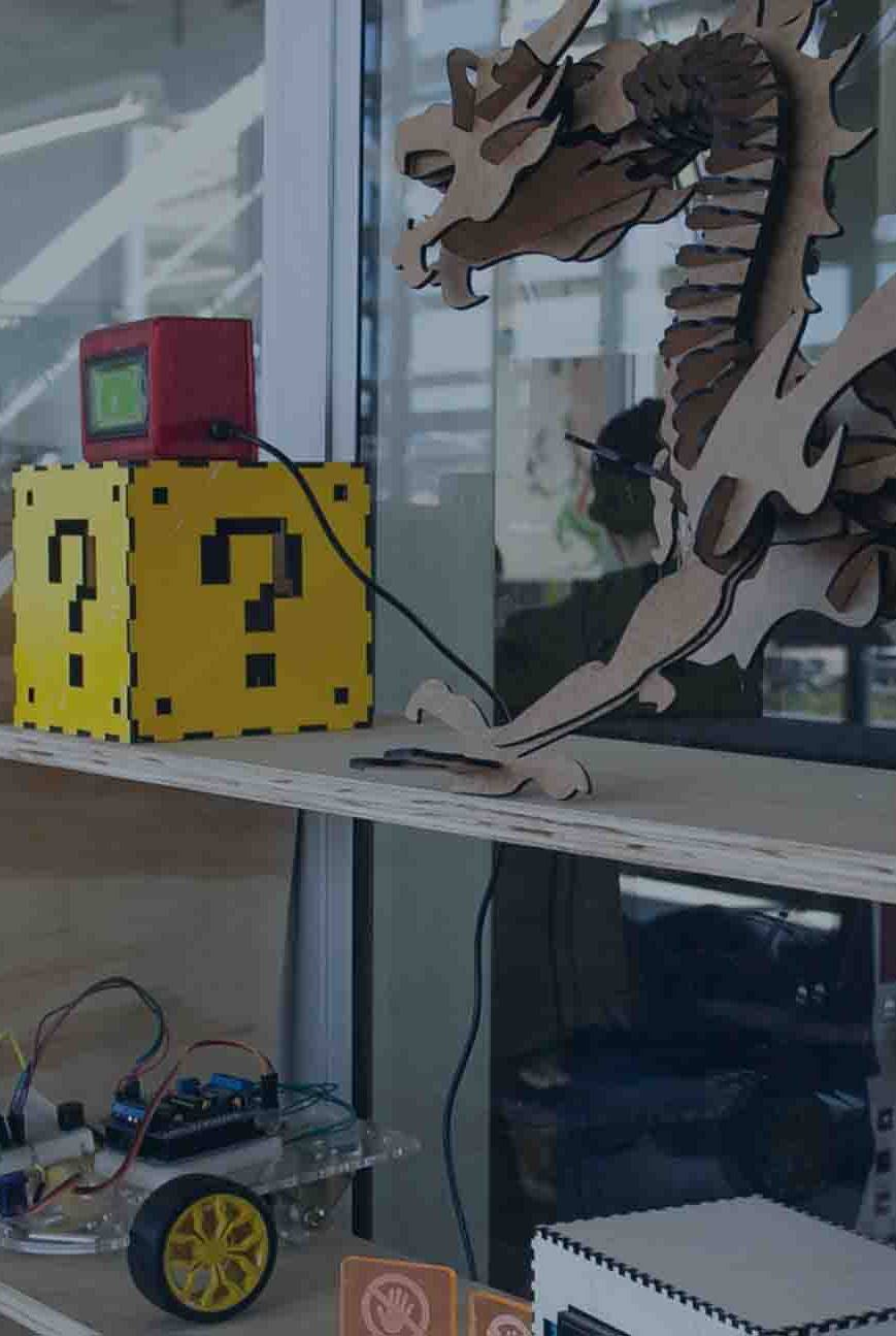 Objetos em impressão 3D e corte a laser do Fab Lab Cidade Tiradentes