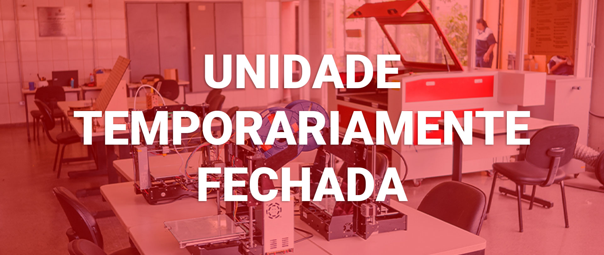Foto unidade Fab Lab CEU Três Pontes no fundo e texto acima escrito Unidade Temporariamente Fechada