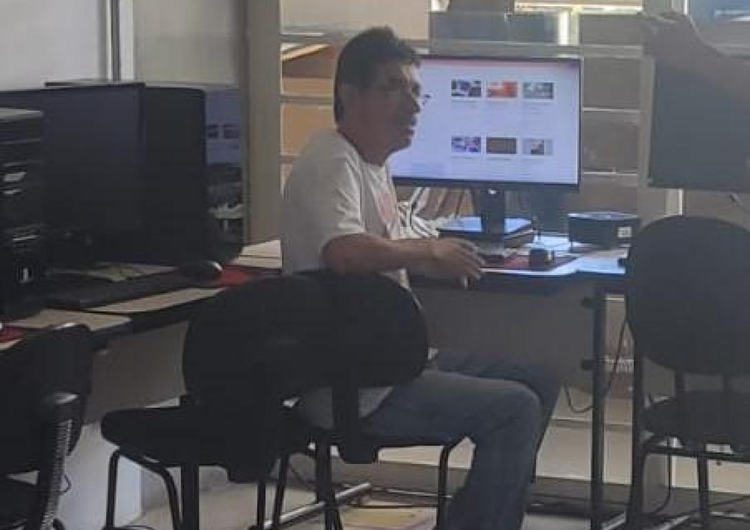 Frequentador utilizando o espaço na Agenda Livre.