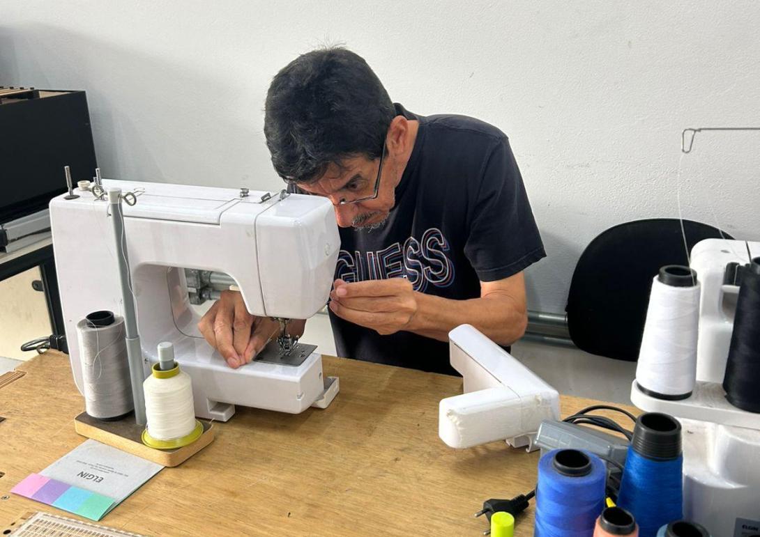 Frequentador utilizando o espaço na Agenda Livre.