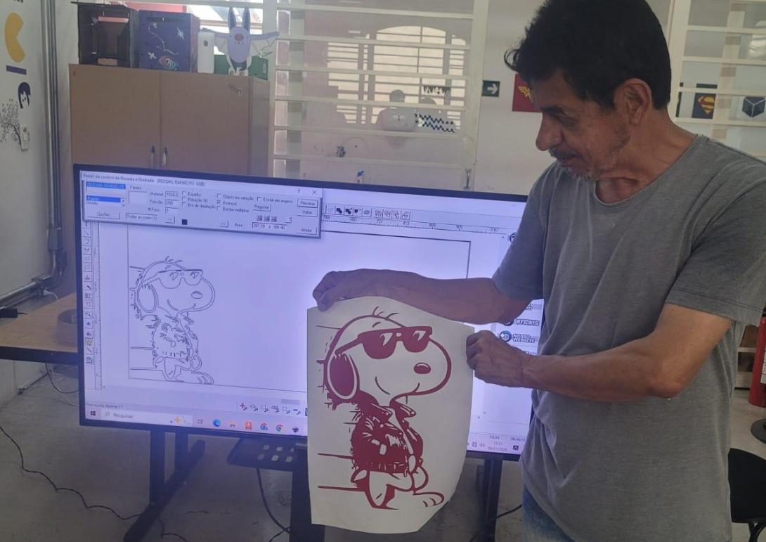 Frequentador utilizando o espaço na Agenda Livre.