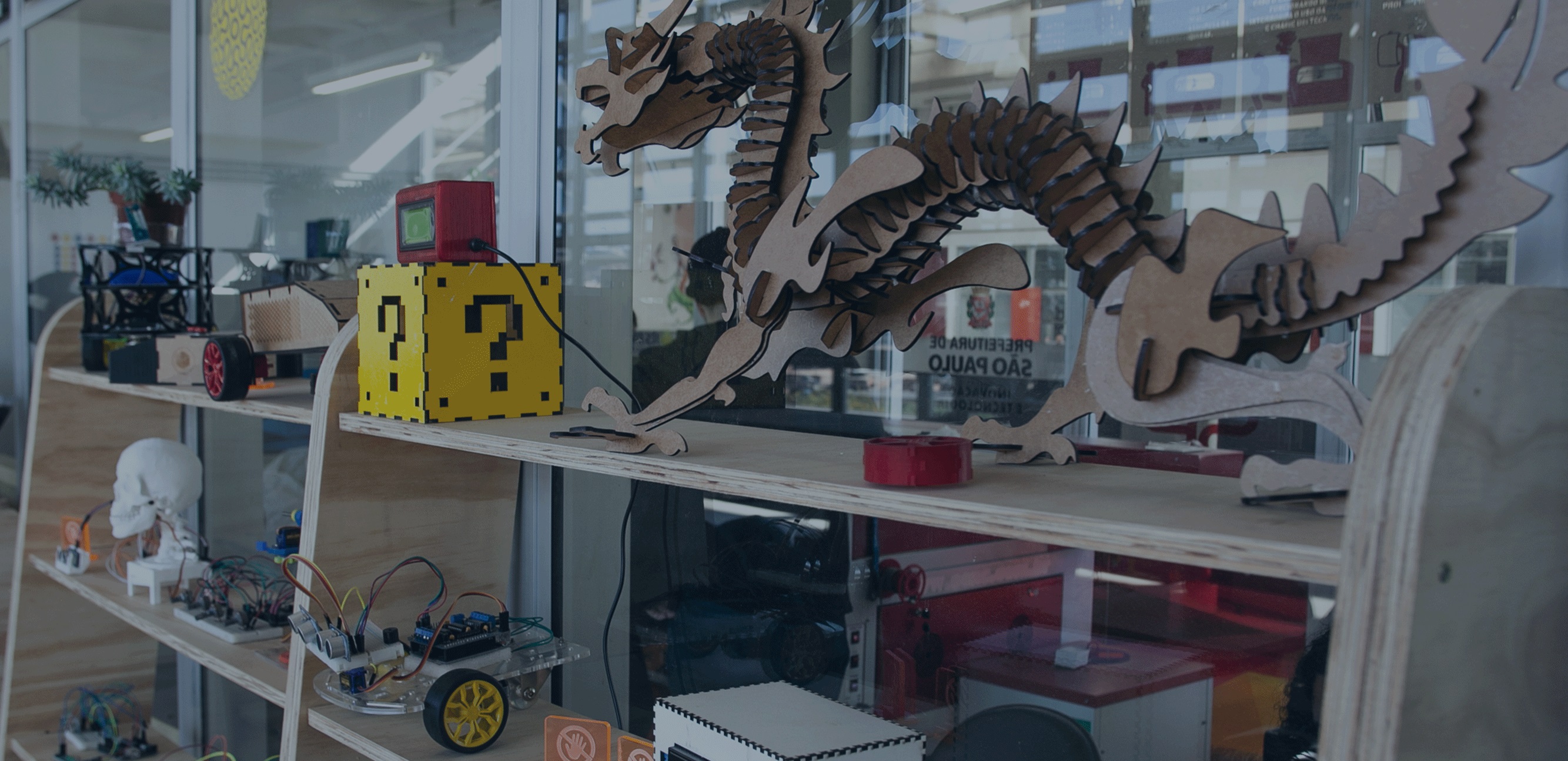Objetos em impressão 3D e corte a laser do Fab Lab Cidade Tiradentes