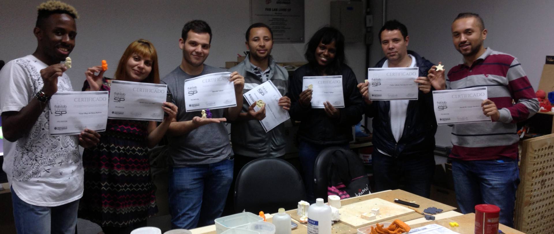 Usuários apresentado o Certificado de Conclusão do Curso de Modelagem de Silicone