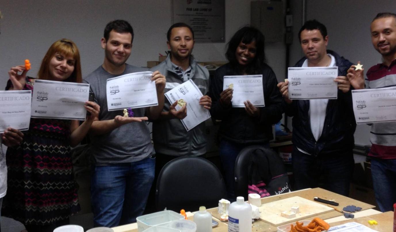 Usuários apresentado o Certificado de Conclusão do Curso de Modelagem de Silicone Usuários apresentado o Certificado de Conclusão do Curso de Modelagem de Silicone