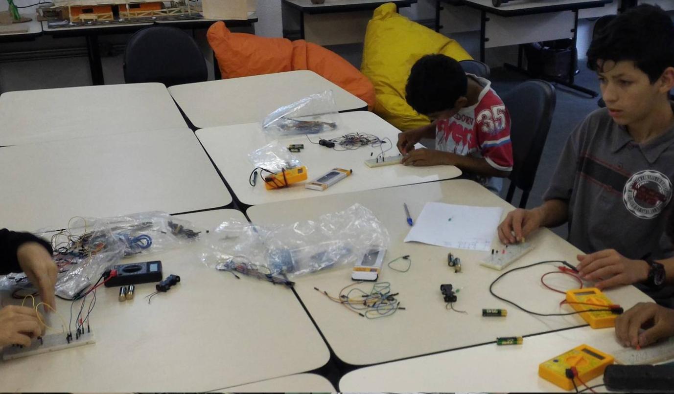 Usuários no curso de Eletrônica I Usuários no curso de Eletrônica I